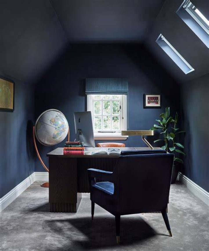 Does dark wallpaper make a room look smaller?