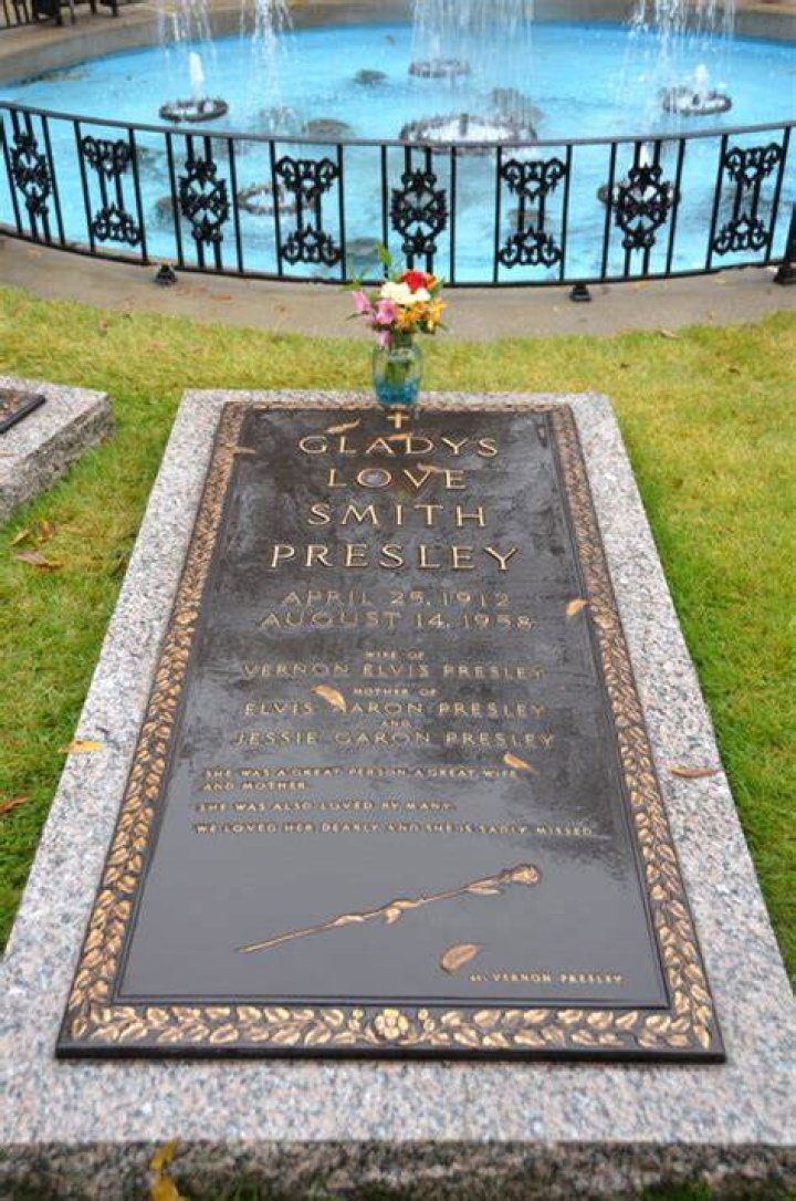 What did Gladys Presley die from?