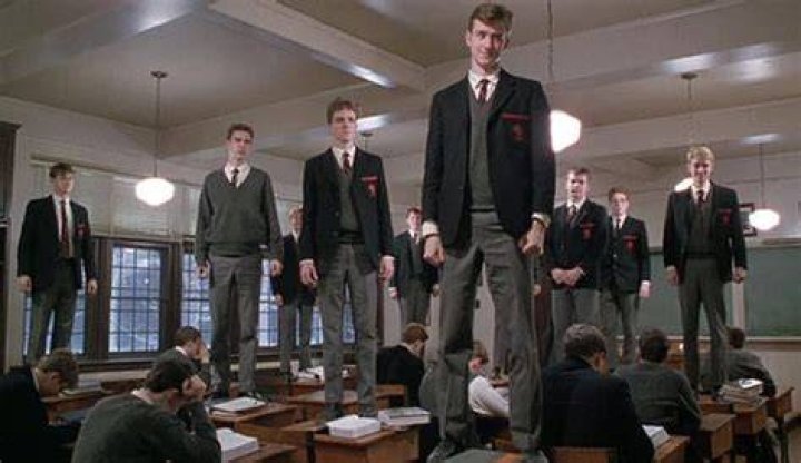 What is the plot of Dead Poets Society?